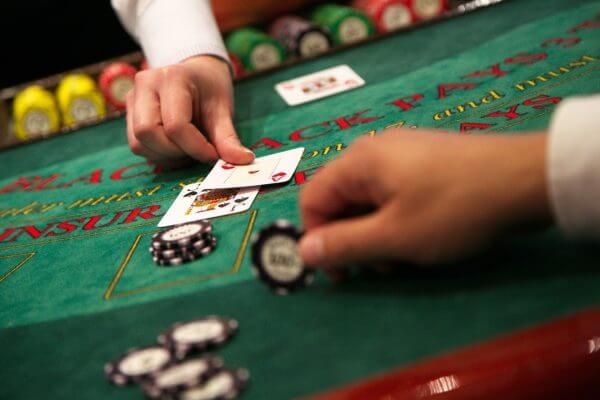 Nắm được luật chơi sẽ giúp các cược thủ dễ dàng khi cá cược blackjack

