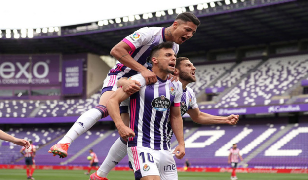 Các cầu thủ Valladolid ăn mừng chiến thắng