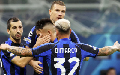 Những cái ôm của các cầu thủ Inter sau khi đồng đội ghi bàn