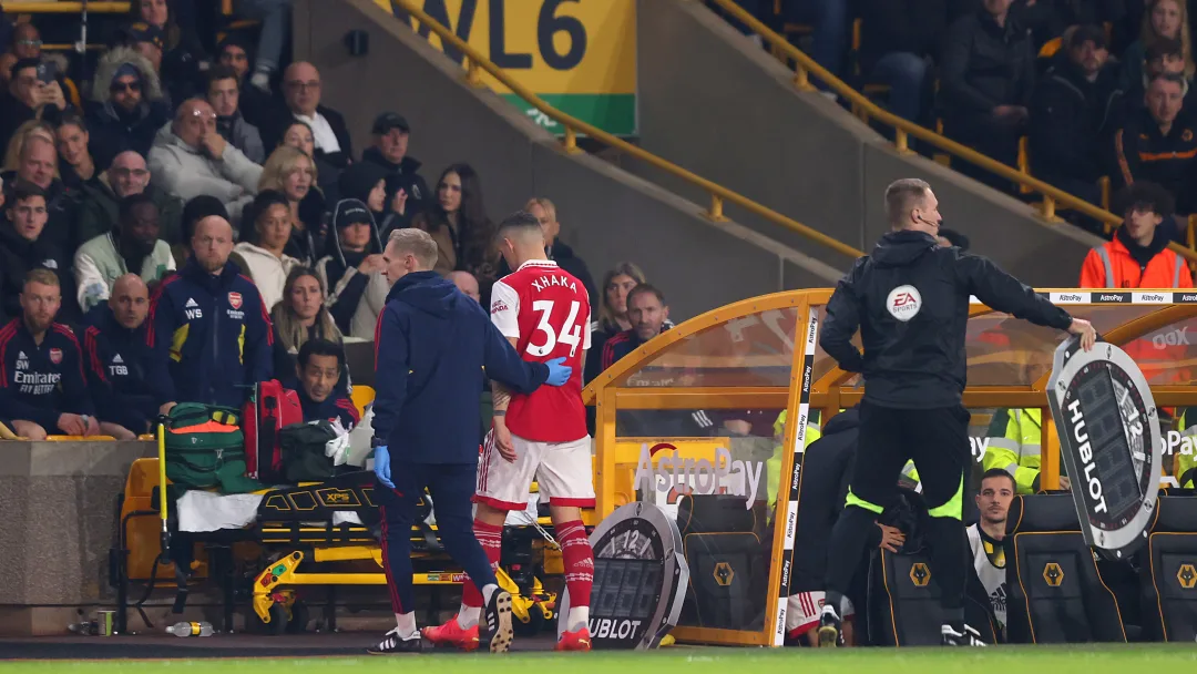 XHAKA thay ra ngay những phút đầu tiên của trận đấu