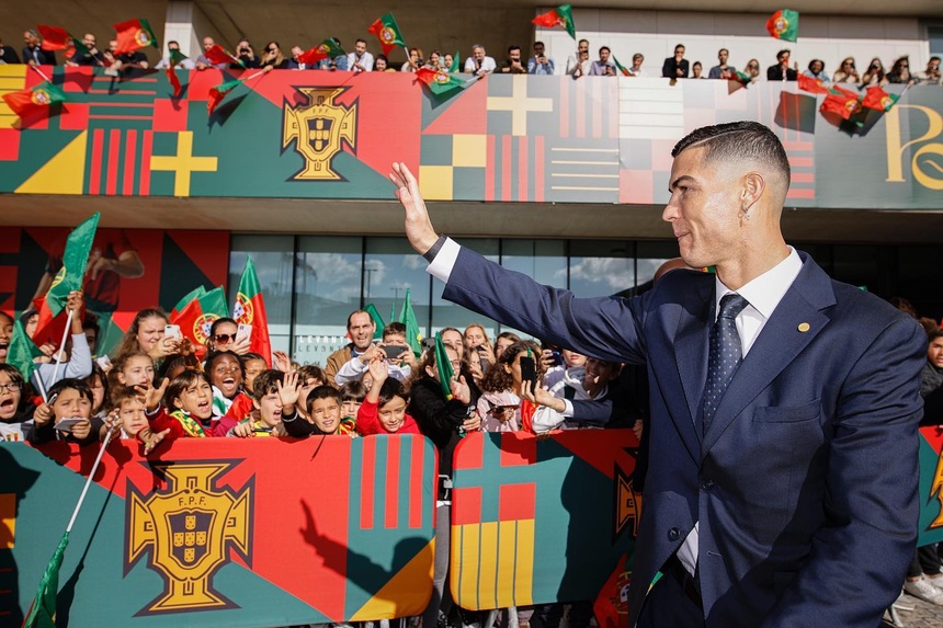 Cristiano Ronaldo vẫy tay với fan hâm mộ. 
