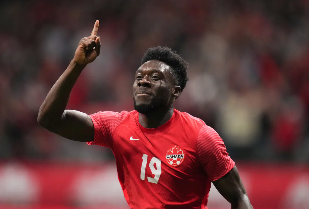 Alphonso Davies  hiện đang thi đấu tại Bayern Munich