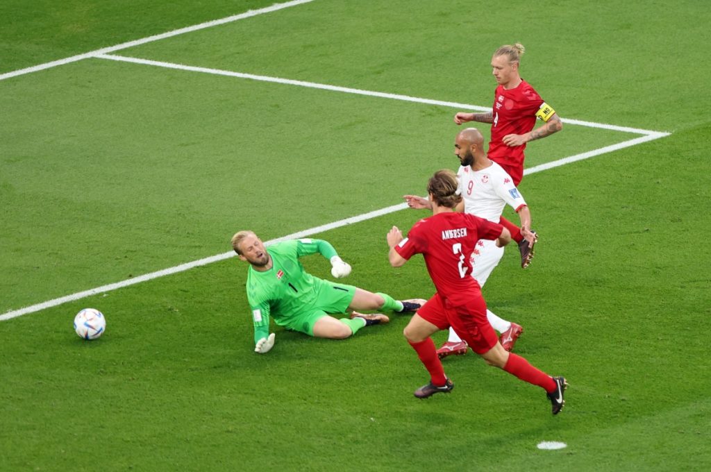 Issam Jbali bứt tốc xâm nhập vòng cấm rồi đánh bại thủ môn Kasper Schmeichel
