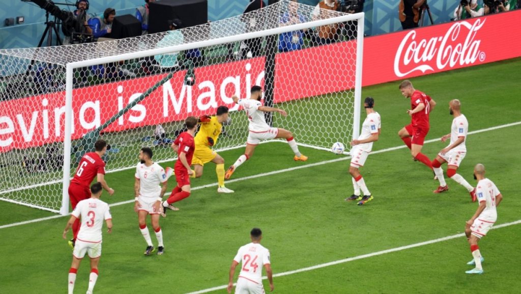 tình huống lộn xộn trong vòng cấm của tuyển Tunisia