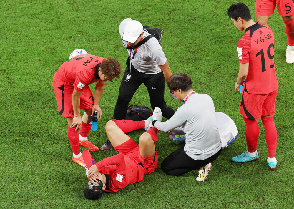 Pha bóng đáng chú ý của hiệp 1 là…Son Heung min bị đau