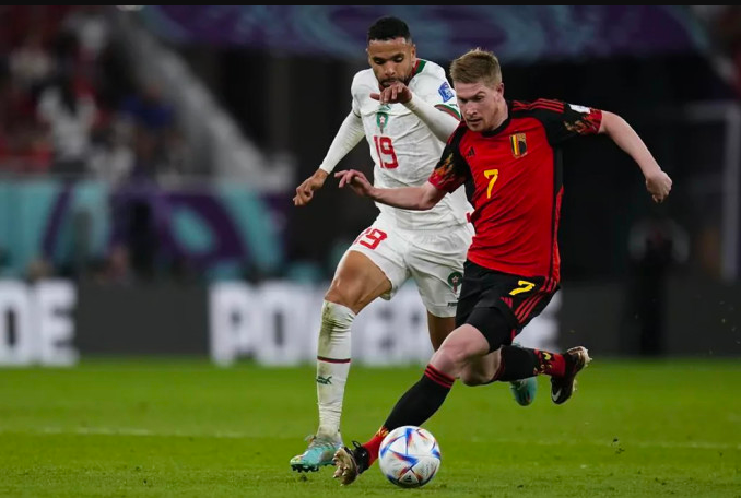 De Bruyne nỗ lực thoát khỏi vòng vây của các cầu thủ Maroc