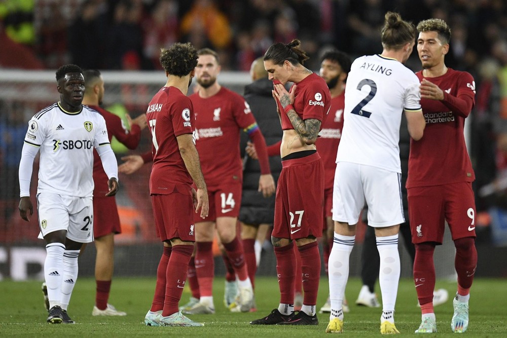 Các cầu thủ Liverpool được nhận những cái ôm an ủi từ đội bét bảng