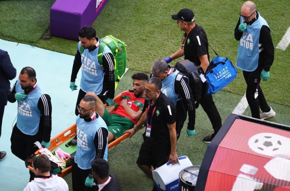 Mazraoui của Morocco rời sân bằng cáng ở phút thứ 60