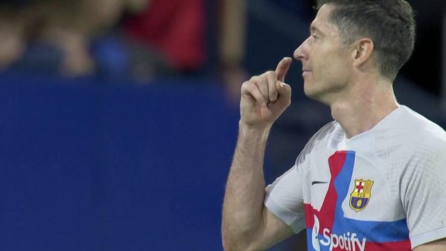 Hành động được cho là khiêu khích trọng tài của Lewandowski 