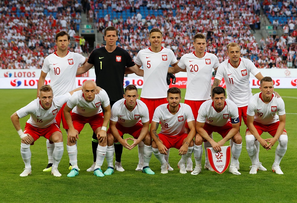 Đội hình đội tuyển Ba Lan, đội trưởng Lewandowski cầm cờ FIFA 