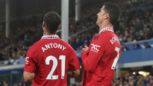 Antony ăn mừng giống đàn anh Ronaldo