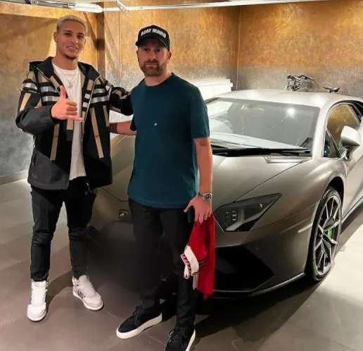 Chủ nhân chiếc siêu xe Antony chụp ảnh cùng Seller của Lamborghini (Kubet cập nhật) 