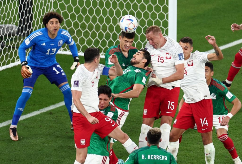 Lewan có 1 pha đánh đầu nhưng bị hậu vệ Mexico đánh chặn ngay trên không 