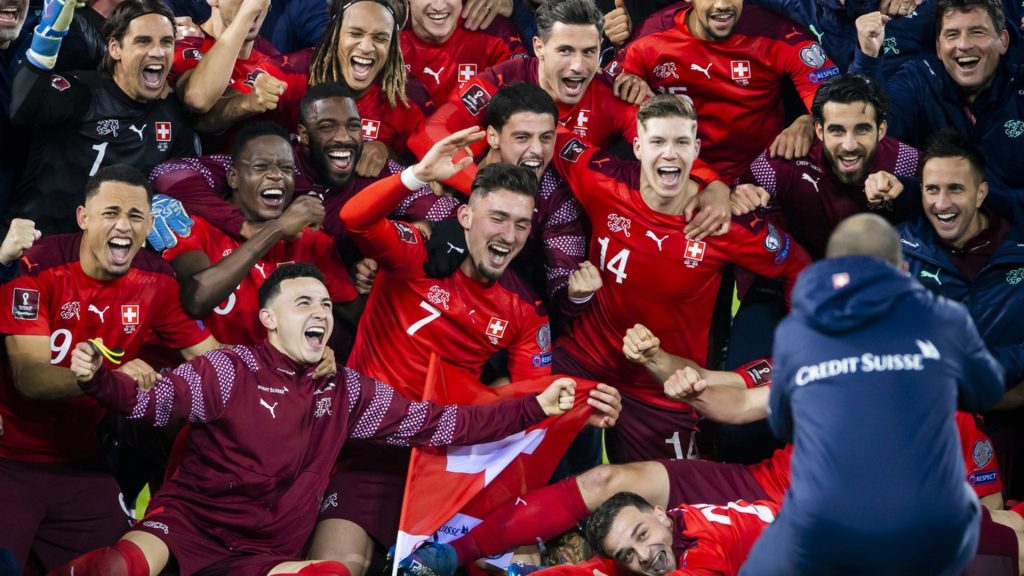 Các cầu thủ Thụy Sĩ ăn mừng khi nhận tấm vé dự vòng CK World Cup 2022 