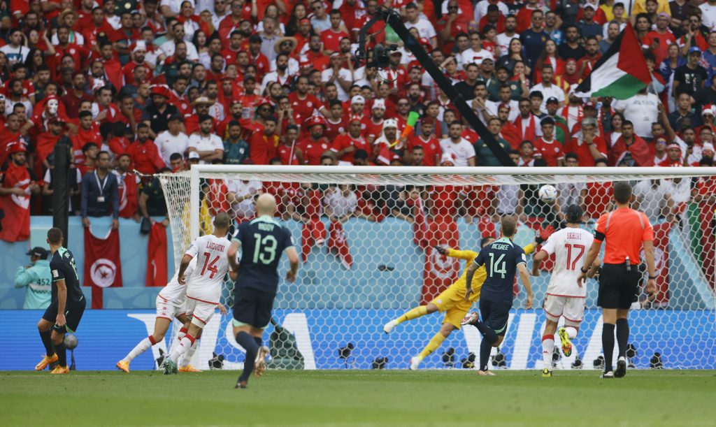 Thủ môn Tunisia với hết sải tay vẫn không tới bóng - (Kubet cập nhật) 
