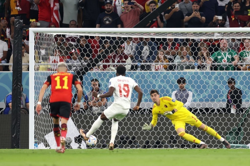 Thủ môn Courtois xuất sắc cản phá quả 11m