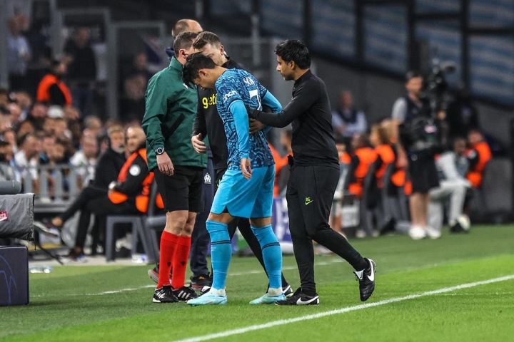 Son Heung-min dính chấn thương ở mặt trong trận đấu giữa Tottenham và Marseille.