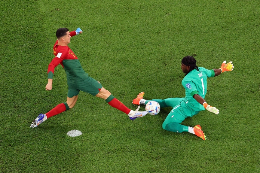 Ronaldo với pha lập công vào lưới Ghana