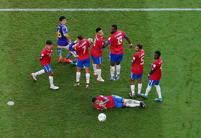 Hàng thủ Costa Rica (áo đỏ) đứng vững trước những pha đá phạt ở cự ly dưới 20 mét của đối thủ

