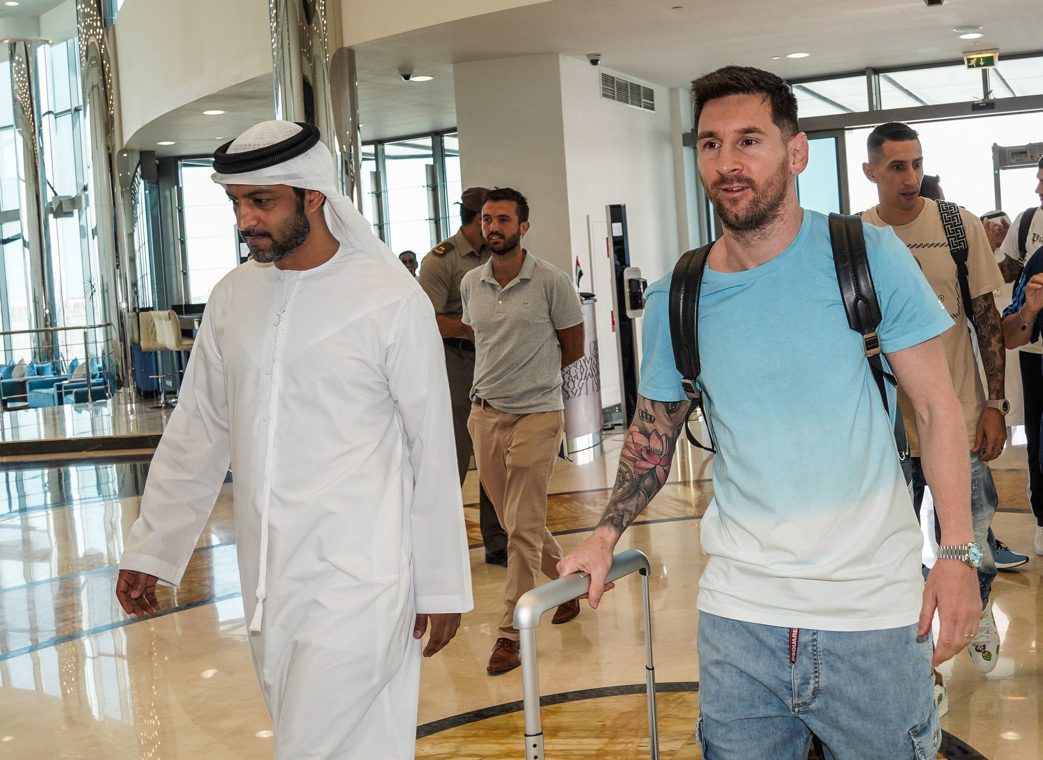 Messi với thần sắc rất tốt sau chuyến bay dài
