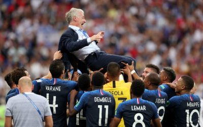 Tuyển pháp ăn mừng cùng HLV Didier Deschamps sau chức vô địch World Cup 2018 ở Moscow