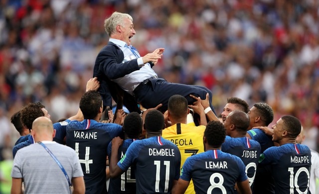 Tuyển pháp ăn mừng cùng HLV Didier Deschamps sau chức vô địch World Cup 2018 ở Moscow