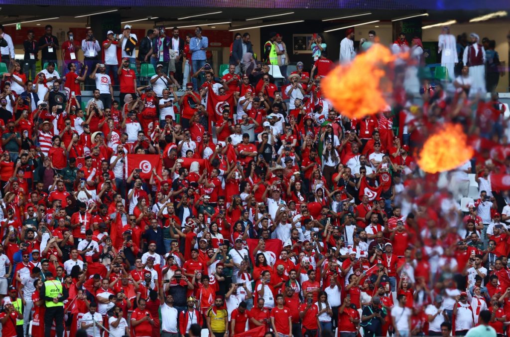 Sắc đỏ phủ kín toàn bộ khán đài trong sân vận động mà 2 đội tuyển Đan Mạch Vs Tunisia thi đấu. 