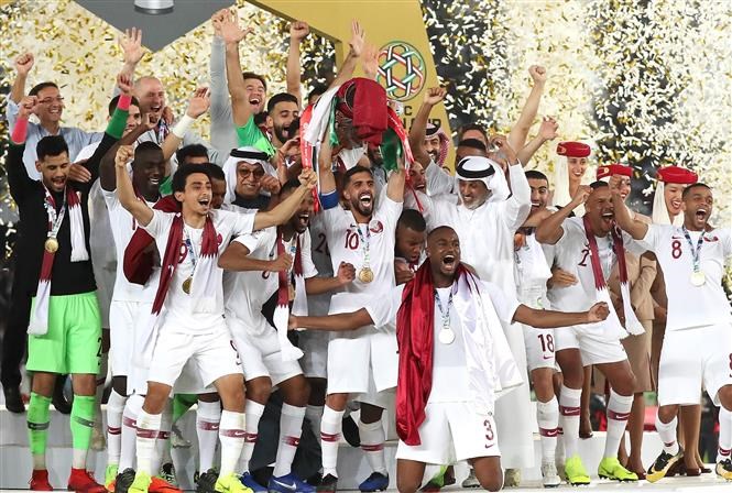 Đội tuyển Qatar vui vẻ ăn mừng chức vô địch 