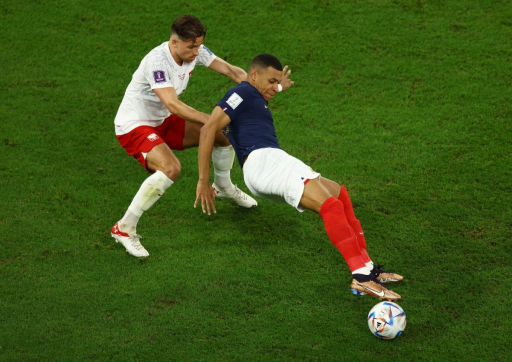 Mbappe trong 1 pha tranh bóng với cầu thủ bên phía Ba Lan - (Kubet cập nhật) 