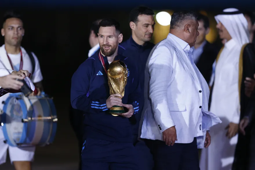 Messi ôm chiếc Cup vàng báu vật quốc gia Argentina - (Kubet cập nhật) 
