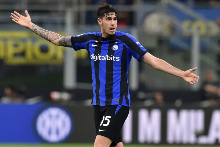 Bastoni hiện đang khoác áo Inter 