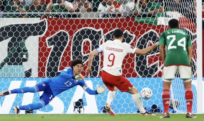 Lewandowski đá hỏng phạt đền tại World Cup ở trận hòa của Ba Lan
