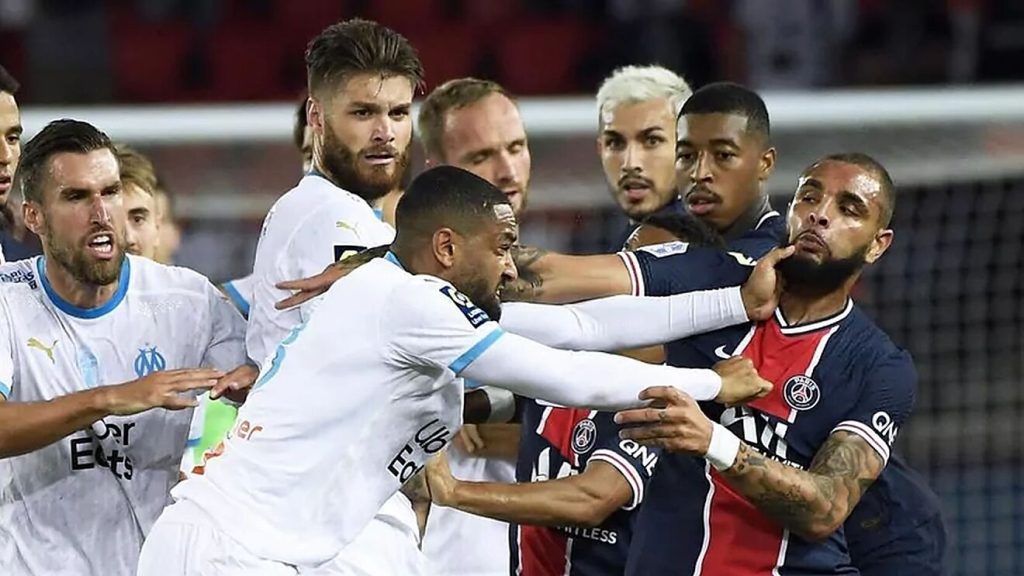 Các cầu thủ Marseille trong trang phục màu trắng đang “đối đầu’ đúng nghĩa với PSG - (Kubet cập nhật)