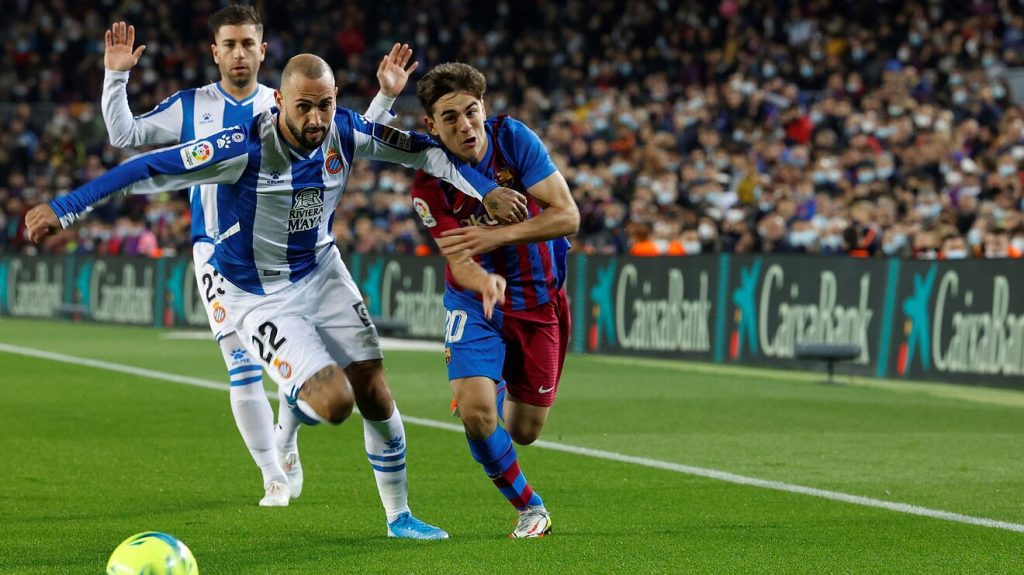 Cầu thủ Espanyol mặc trang phục kẻ sọc Xanh-Trắng trong một pha tranh bóng - (Kubet cập nhật)  