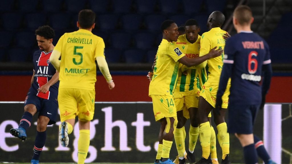 Các cầu thủ Nantes (trang phục màu vàng) sẵn sàng ăn miếng trả miêngs với CLB PSG tại Ligue 1 - (Kubet cập nhật) 