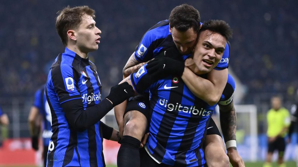Striker Inter Milan Lautaro Martinez membawa rekan setimnya - (Update Kubet)