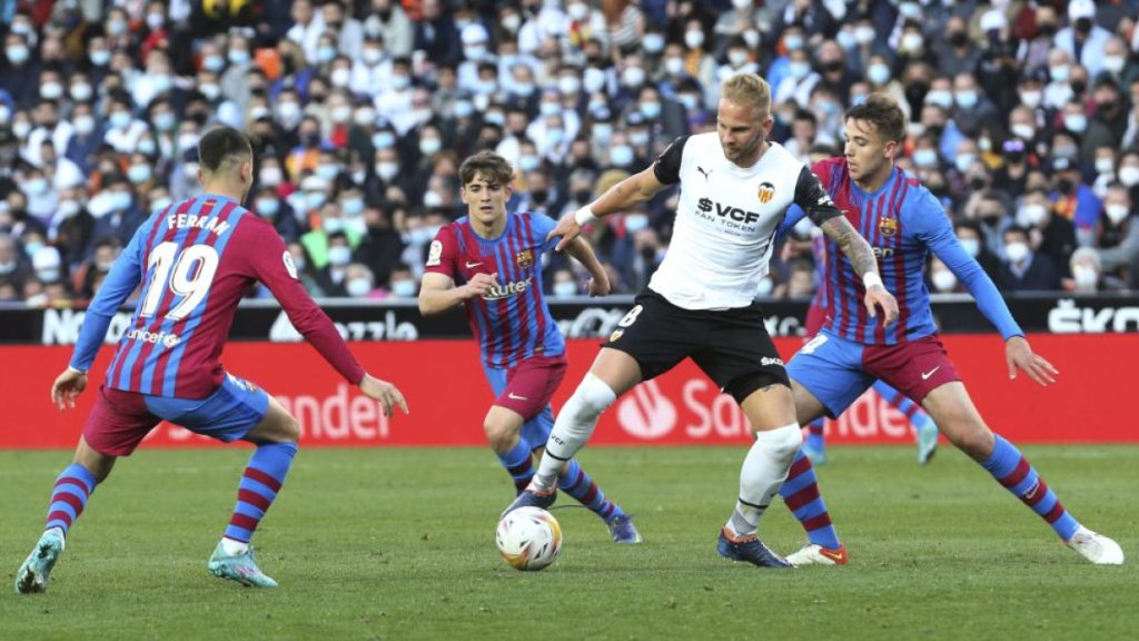 Cầu thủ Valencia (Áo trắng) trong vòng vây của các cầu thủ Barca - (Kubet cập nhật)