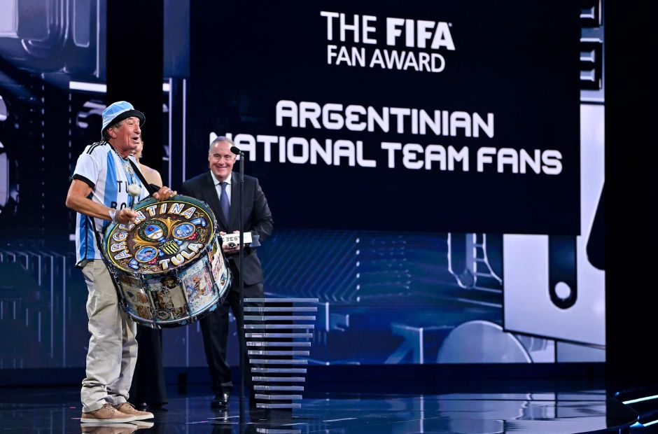 Man on cane menerima penghargaan di FIFA The Best untuk kategori penggemar terbaik -(Kubet diperbarui) 