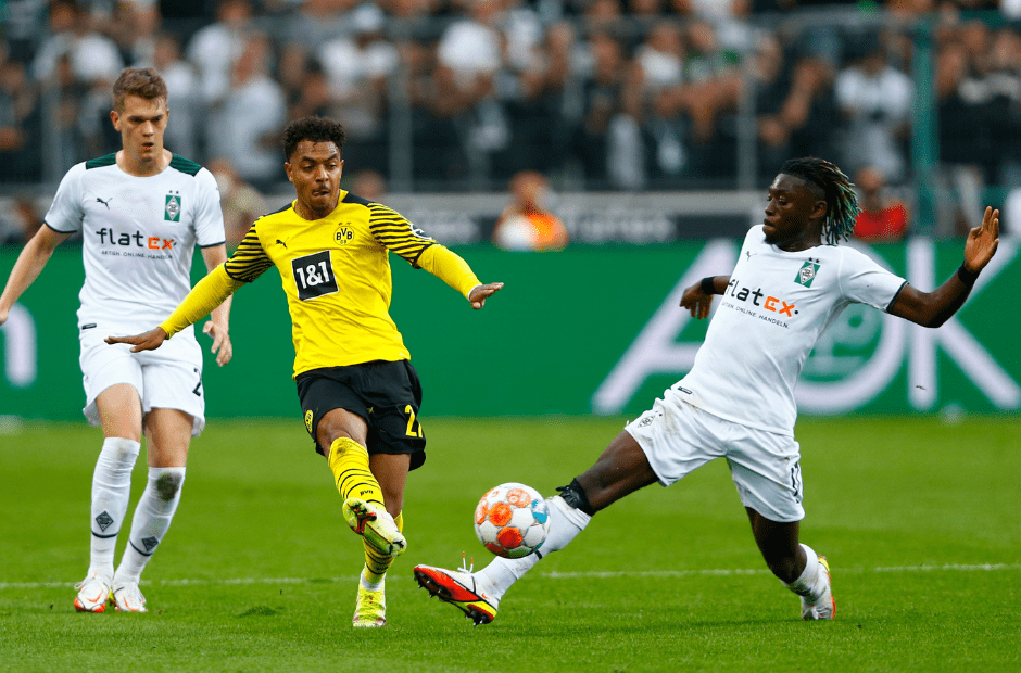Các cầu thủ Gladbach trong trang phục màu trắng đang cản phá cú sút của một cầu thủ CLB Dortmund - (Kubet cập nhật) 