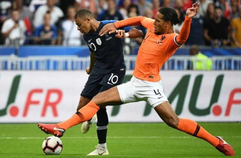 Van Dijk và các đồng đội tự làm mờ đi hình ảnh “Cơn lốc cam”