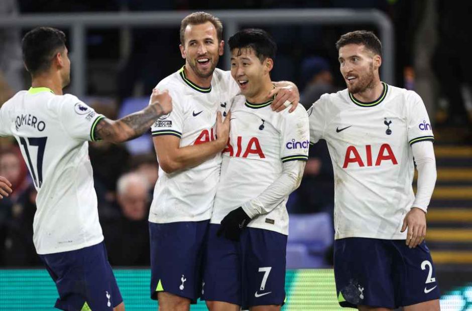   Pemain Tottenham merayakan gol bersama Son Heung Min