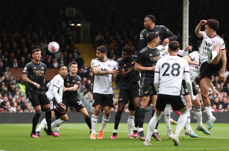 Các cầu thủ Fulham trong trang phục áo trắng, quần đen trong trận đấu với Arsenal 