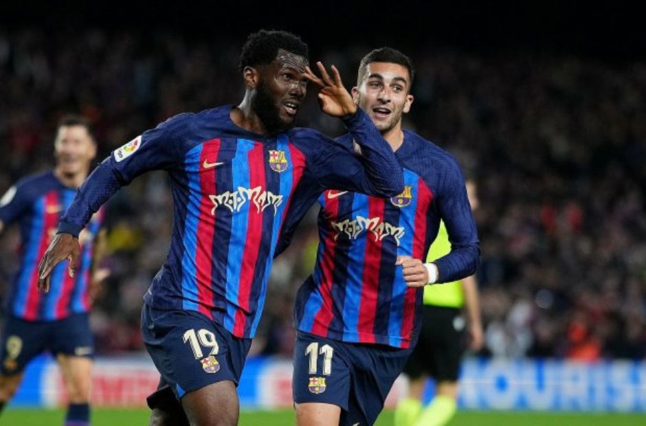 Kessie ăn mừng bàn thắng ấn định thắng lợi cho Barca