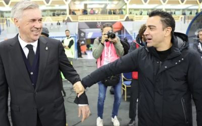 HLV Xavi và HLV Ancelotti đứng chung một khung hình