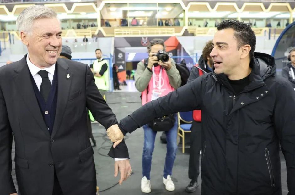 HLV Xavi và HLV Ancelotti đứng chung một khung hình