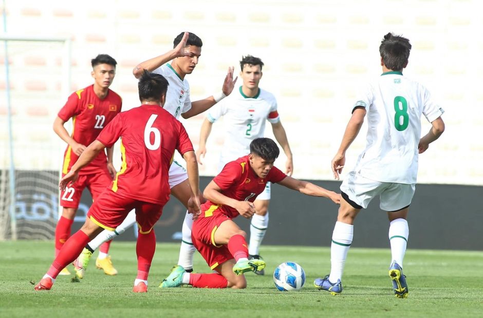 Irak U23 berbaju putih saat menghadapi U23 Vietnam