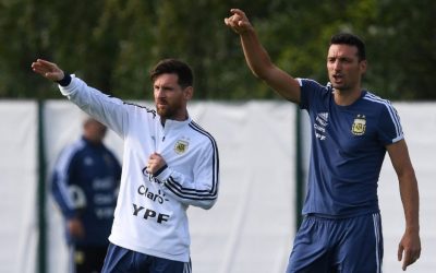 Messi và HLV Scaloni cùng chỉ đạo các cầu thủ trên sân tập