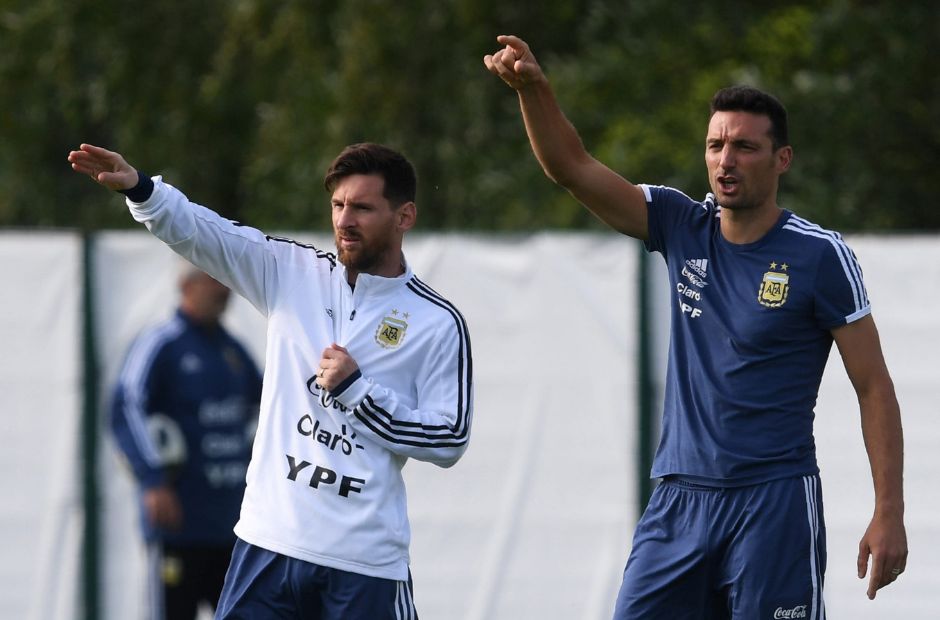 Messi và HLV Scaloni cùng chỉ đạo các cầu thủ trên sân tập