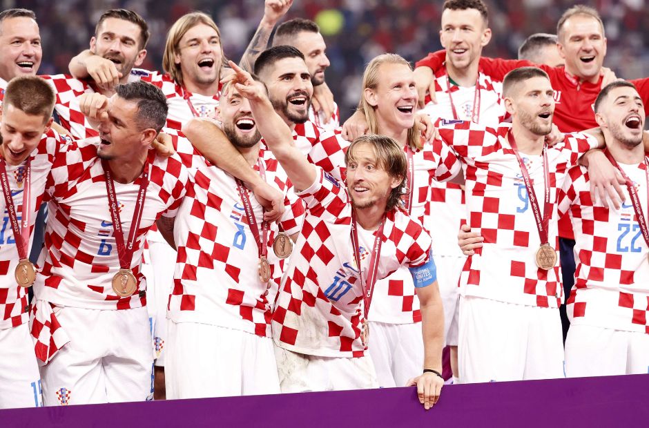Kebahagiaan para pemain Kroasia saat menerima medali perunggu Piala Dunia 2022 