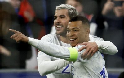 Mbappe ăn mừng bàn thắng cùng đồng đội trong chiến thắng 4-0 của tuyển Pháp